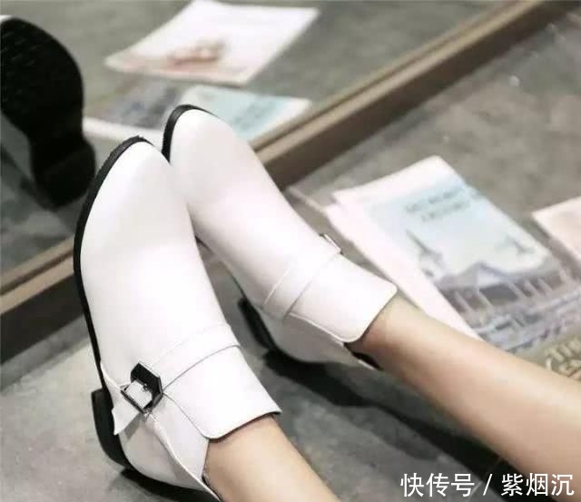 『小黑』别再穿小黑靴了!开春第一双鞋子选它,百搭又高级!