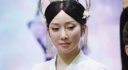  『成龙』盘点几位“姓和名”都改的明星：宋祖儿不姓宋，成龙也不姓成