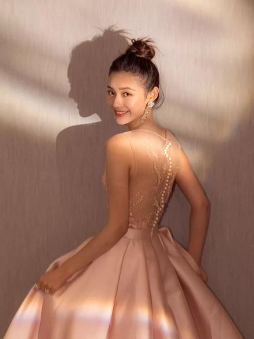 ⊙ 清爽又好看！倪妮娜扎刘亦菲夏天都在梳这个发型！