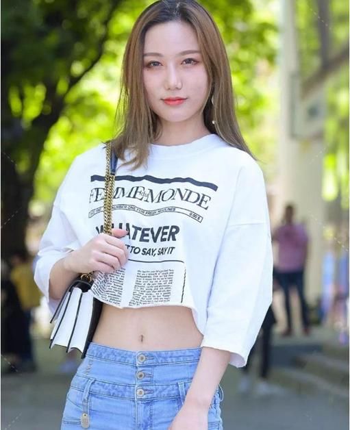  美女|美女小姐姐举步轻摇，特别彰显个性，青春富有活力！