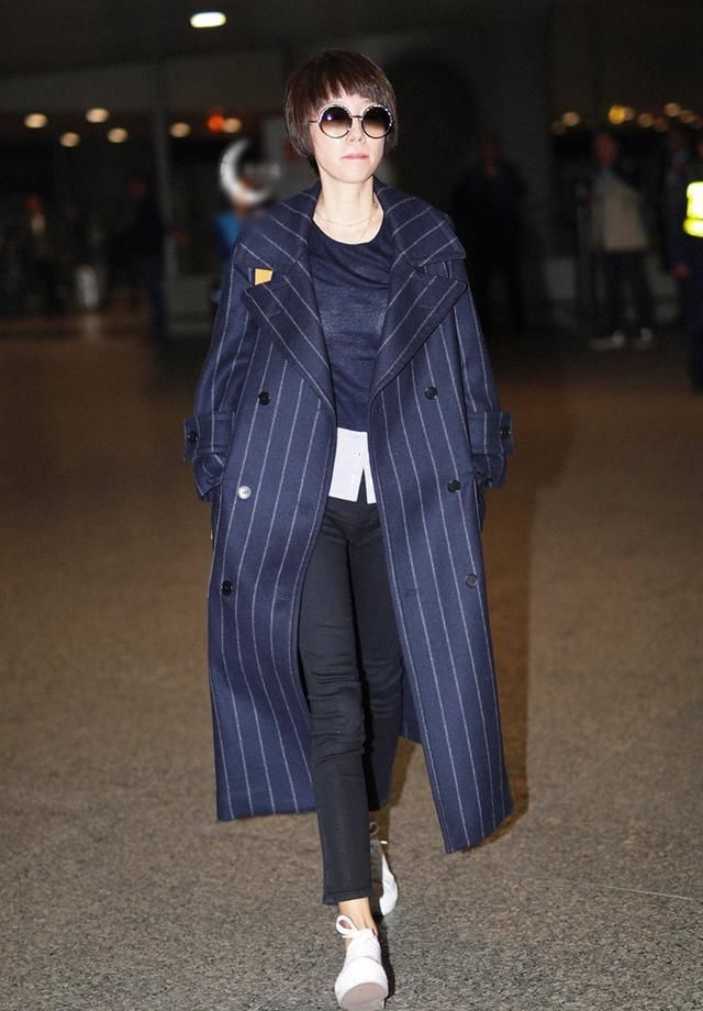 马伊琍探班文章，穿衣朴素接地气，这才是42岁女人该有的样子!