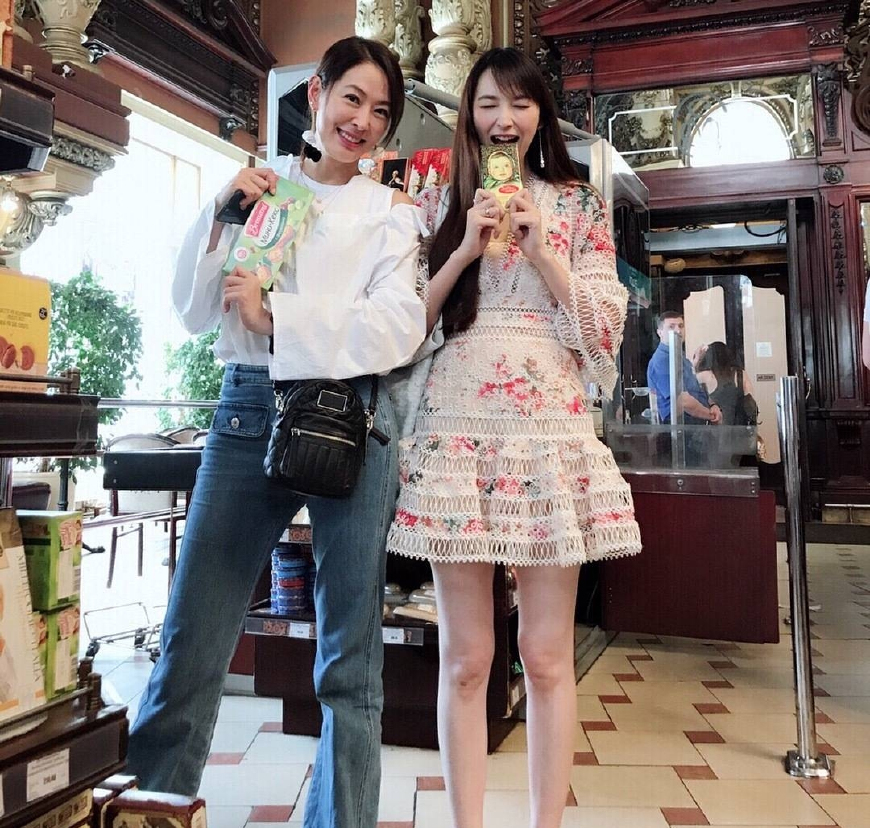 40岁吴佩慈穿镂空印花裙秀少女身材，生完仨娃的脸也抵不住岁月了