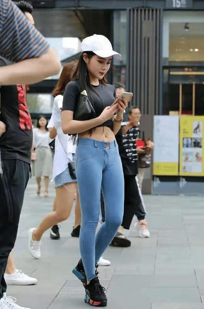 小姐姐@街拍:个性十足的小姐姐,这一身太有设计感了!