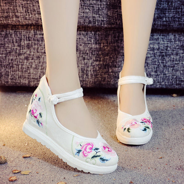 今年的老北京布鞋又火了，清凉舒适不累脚，洋气的不要不要