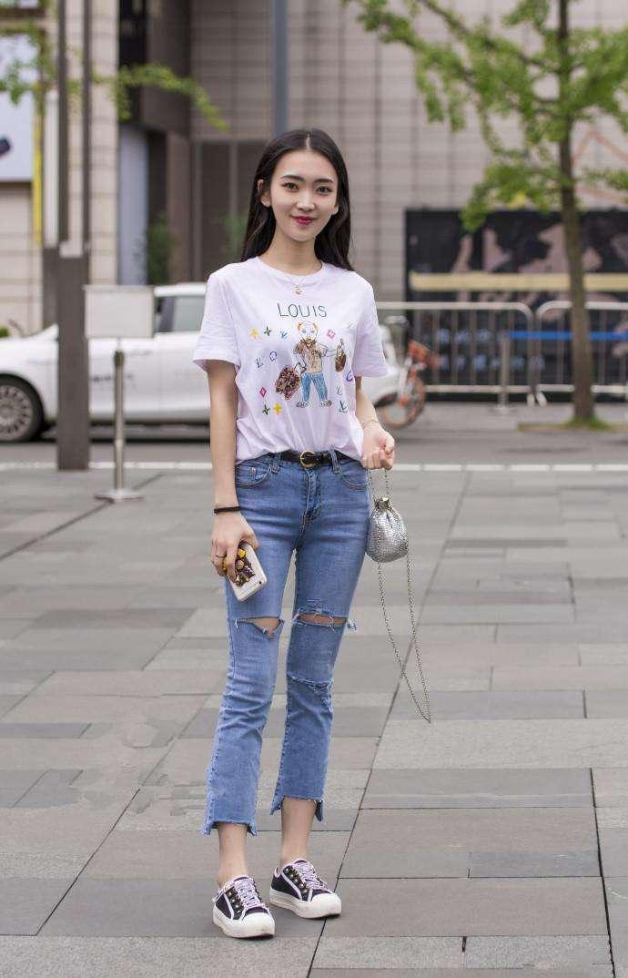 街拍：清纯唯美的邻家女孩，身材颜值无可挑剔，忍不住多看两眼！