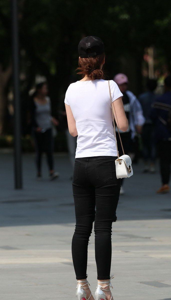 环城公园街拍:破洞牛仔裤美女,展现出成熟稳重的气质