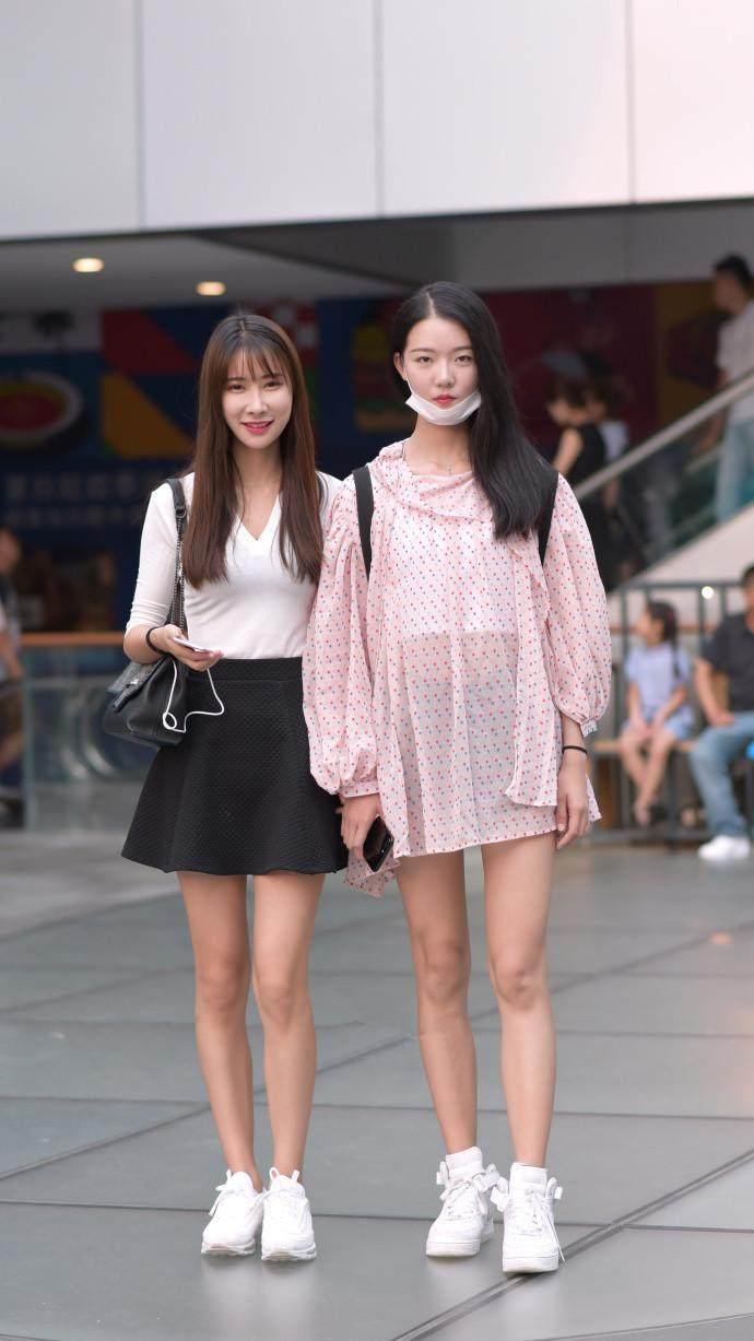 北京街拍：清纯可爱的小姐姐，白色短袖搭配牛仔短裤，美腿真漂亮