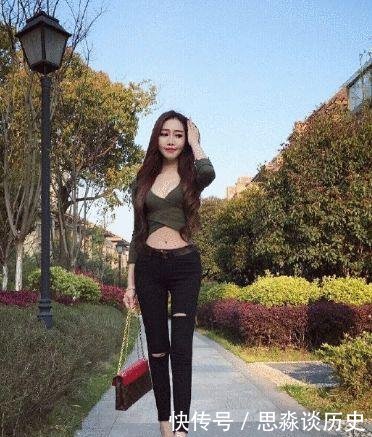 【底裤】公园里的“蛇精”妹,紧身打底裤露小蛮腰,网友 美出原型