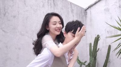  #令人堪忧#吴倩产后复工晒美照，身材恢复依然少女感，但发际线后移令人堪忧