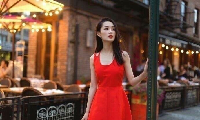 李沁一袭中国红连衣裙简直美炸，网友:中国红谁穿谁红