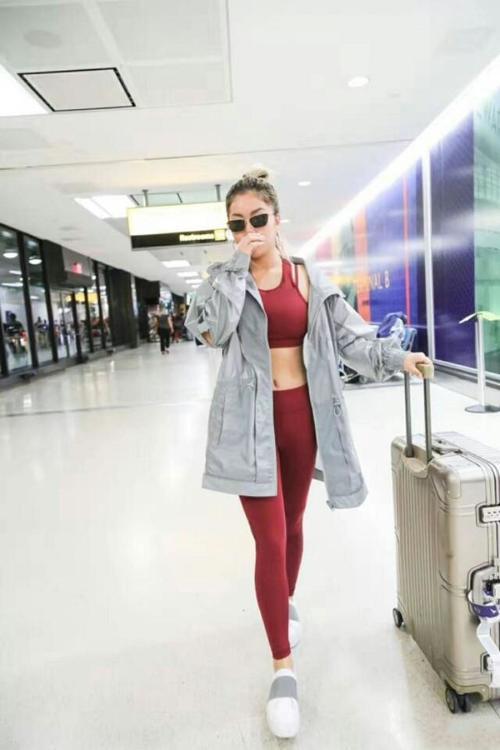 王菊机场终于不穿短靴了，小白鞋配运动装，反而更有国际范了！