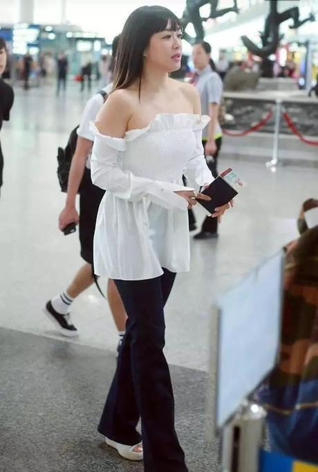 钟丽缇放大招！礼服裙下半身镂空，别说男人就连女助理都看呆了！