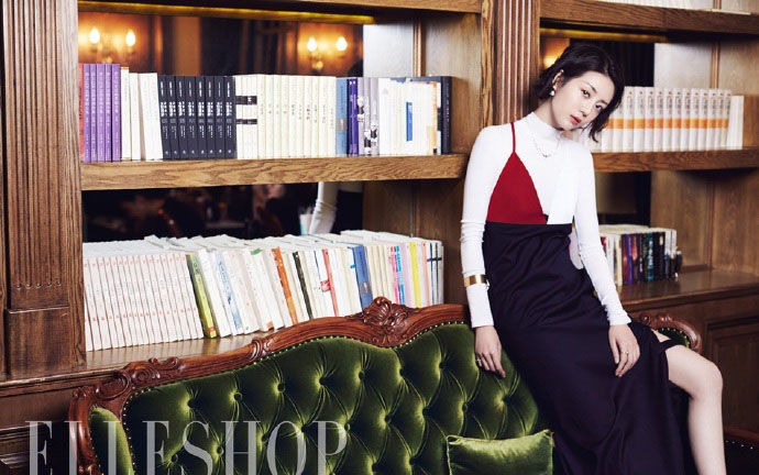 李溪芮:修长美腿十分养眼