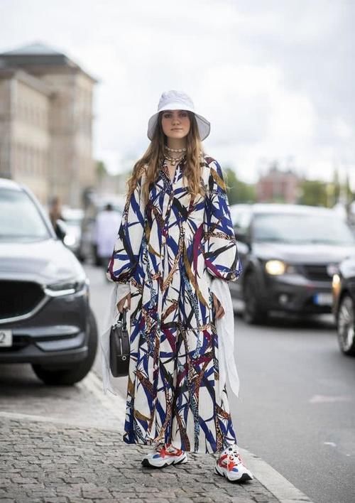  搭配@时尚单品渔夫帽，戴上它不仅能遮阳，还能给造型时尚感加分