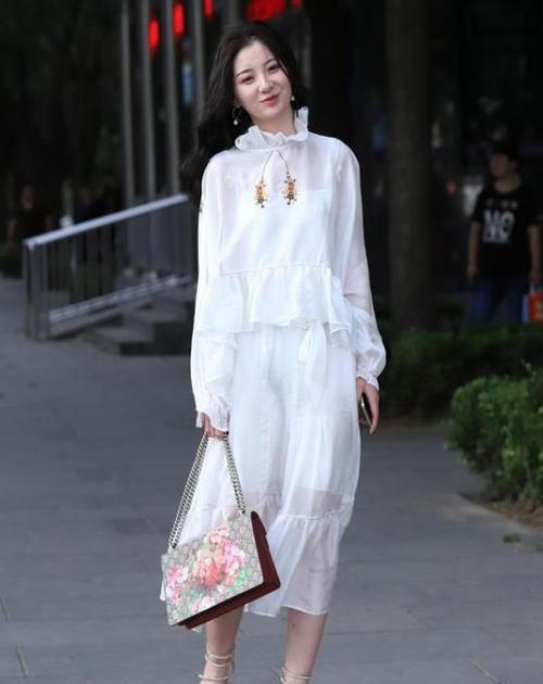  『蓝色』美女时尚街拍：时尚清新的美女，一件白色背心配蓝色牛仔裤，魅力优雅气质