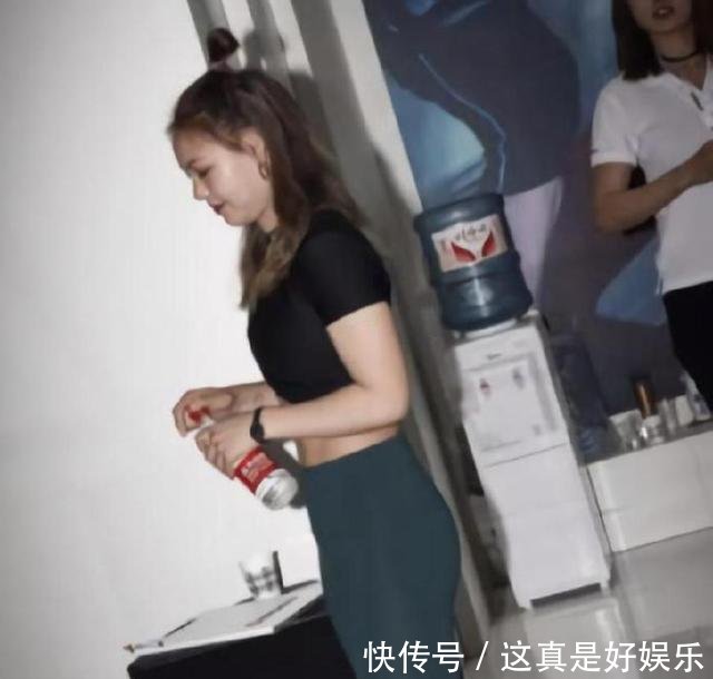 打底裤就是这么简单的展示小姐姐的美，远看很美，近看更美