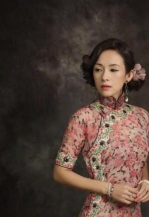 宋佳、陈数穿旗袍韵味十足，身材完美，47岁的她反而更少女！