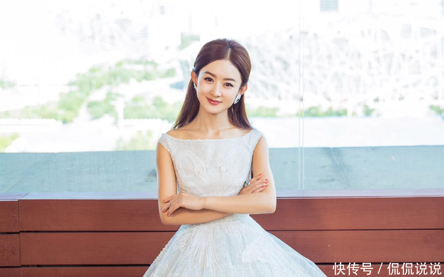 赵丽颖变身白天鹅，气质秒杀高冷女神唐嫣！