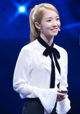 同是98年，周洁琼脖子粗到上热搜，拍照不敢露，孟美岐却美成仙女