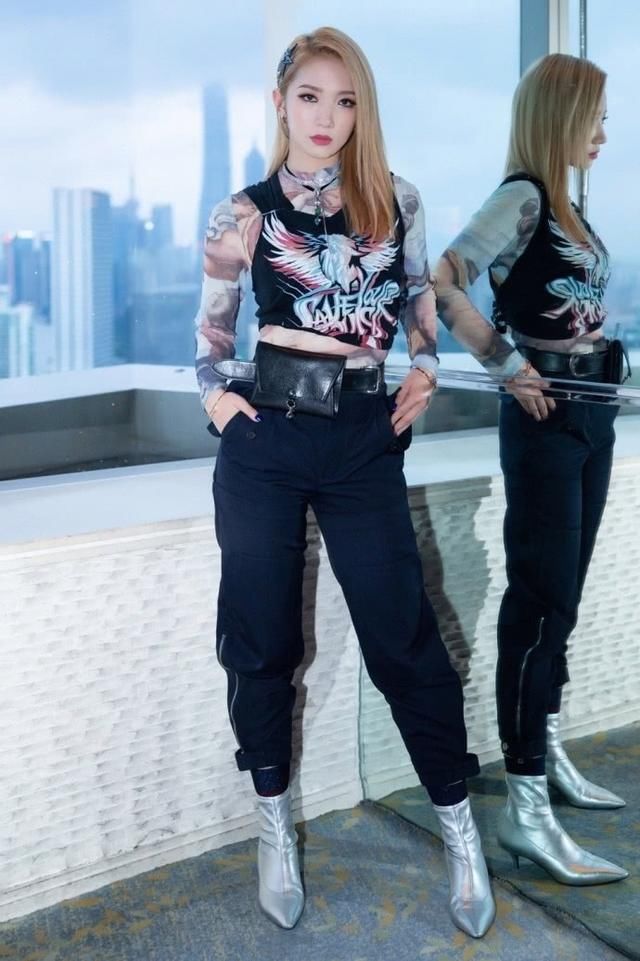 孟美岐胆真大！短裤短到看不见，1万5透明包包毫无隐私可言！