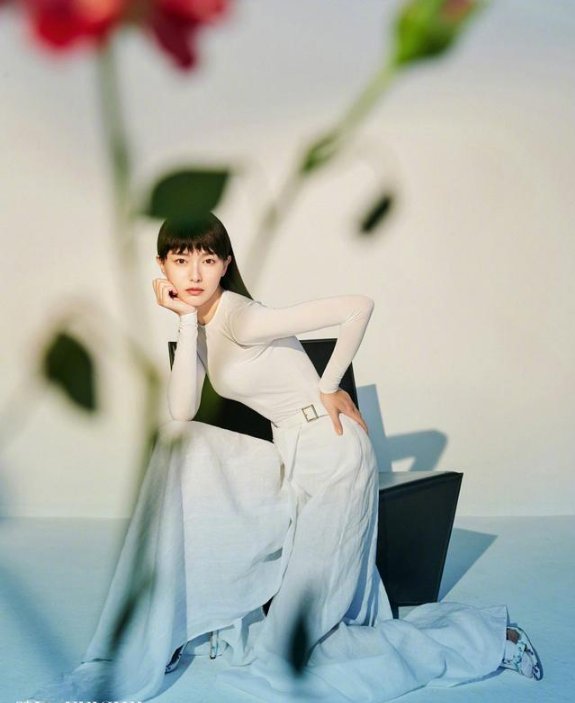 唐嫣自己剪的新发型?锯齿刘海土爆了，网友:一般人根本驾驭不了