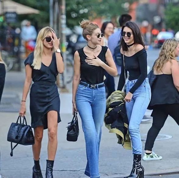 越来越多女明星“真空”出街，内衣真的这么讨厌?