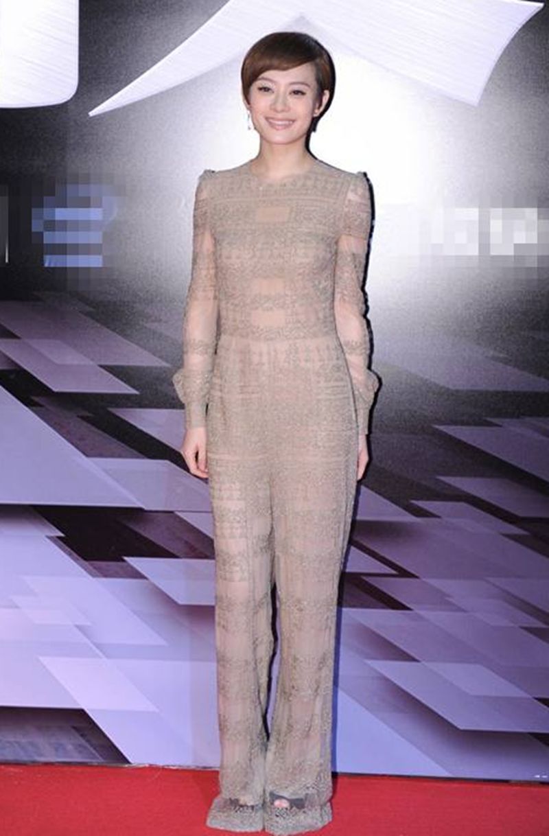 35岁孙俪又作妖，一身裸色连体裤长到裹脚，网友：丑出新高度！