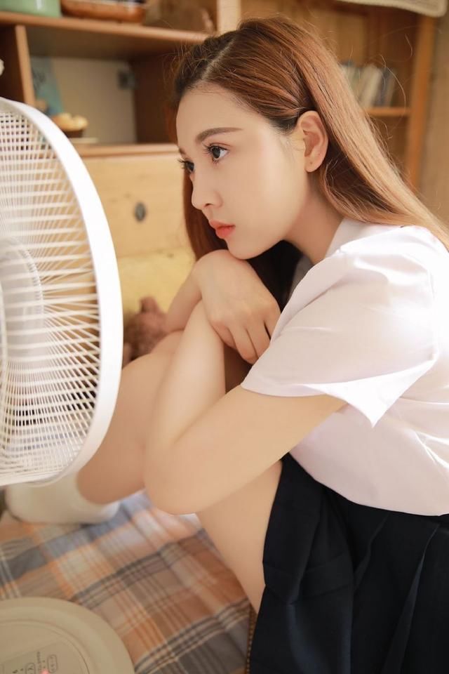 娃娃脸美女校花飘逸长发日系制服唇红齿白写真图片