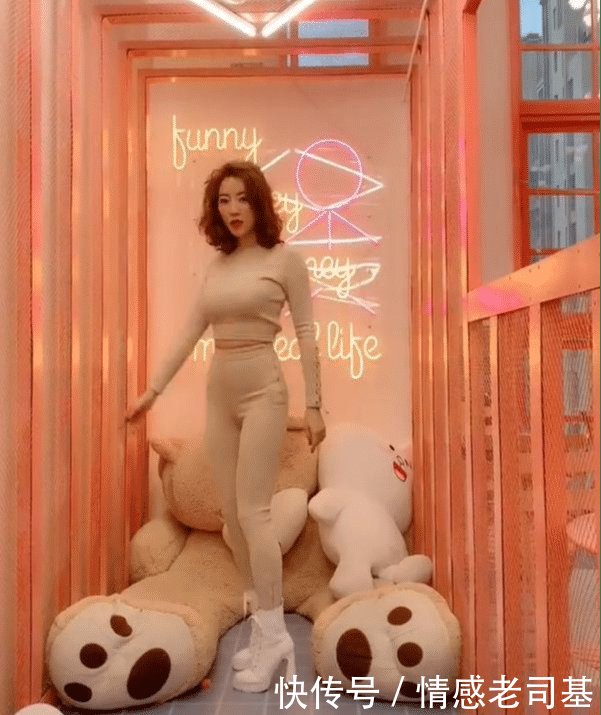 『 网红美女』小姐姐给人利落的美，紧身套装穿搭