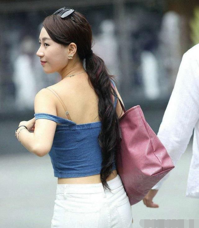 街拍美女:把吊带从肩膀滑落，然后回眸一笑，这是勾引吗