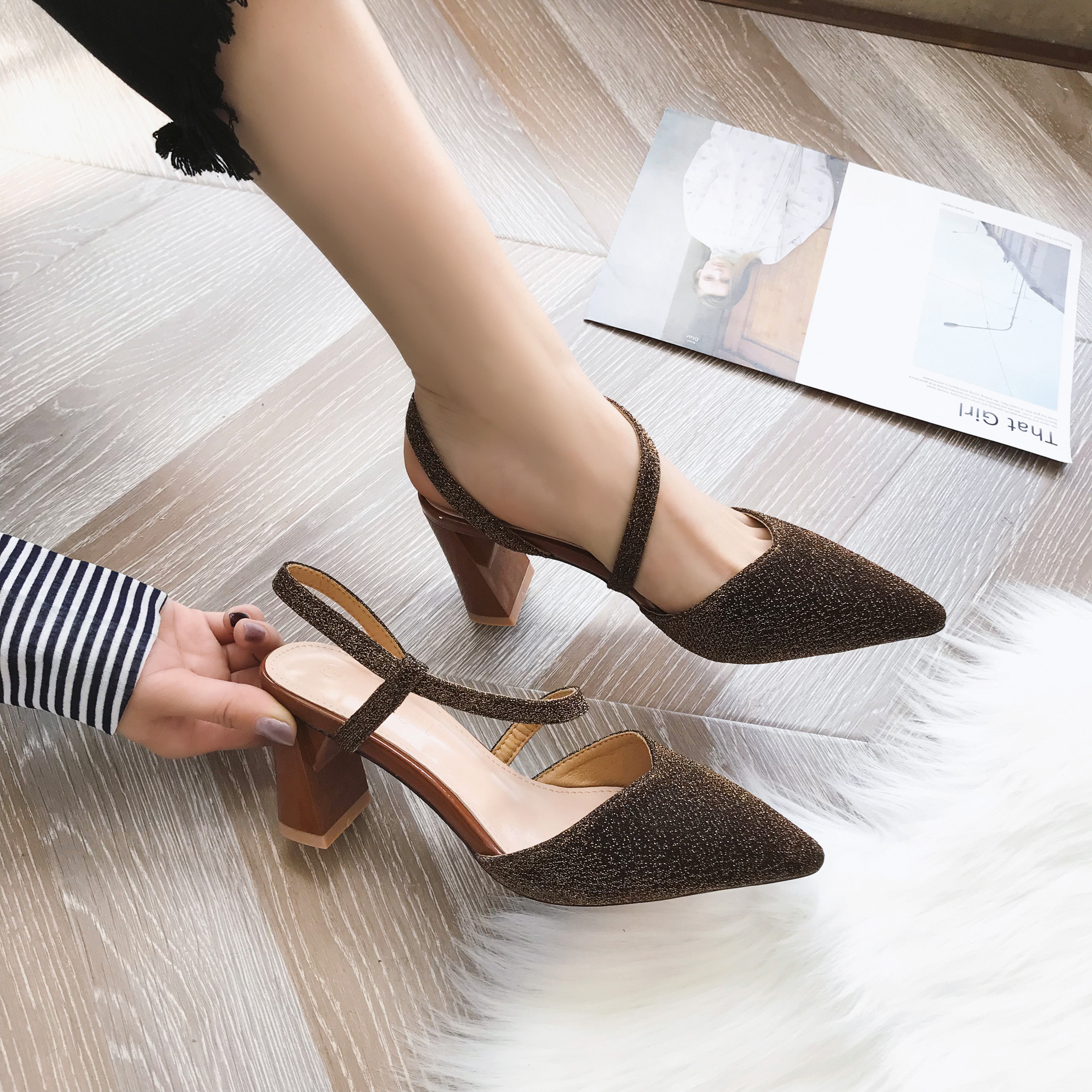 女人的气质全在脚上，小高跟凉鞋不是恨天高不伤脚，夏日穿很清爽