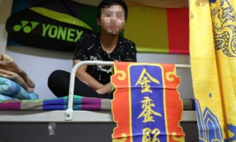 男生把床铺打造成金銮殿 睡觉如上朝!真是太