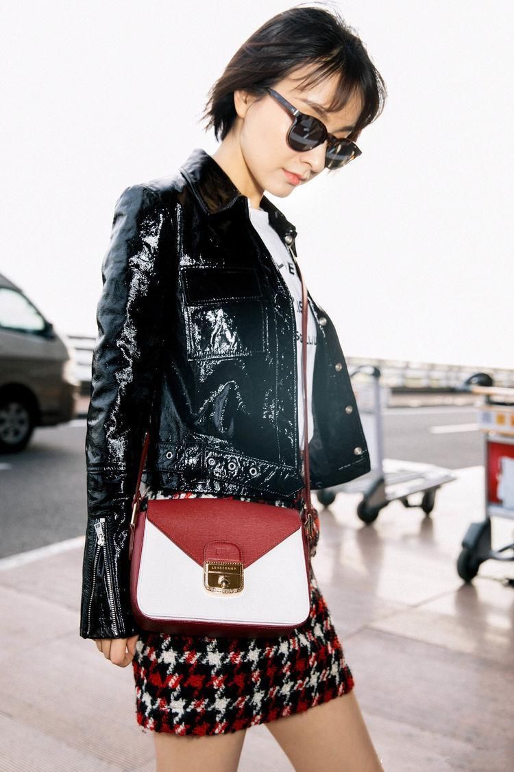 吴昕没有高级脸，穿衣搭配却让人看着很舒服，小短裙美回18岁