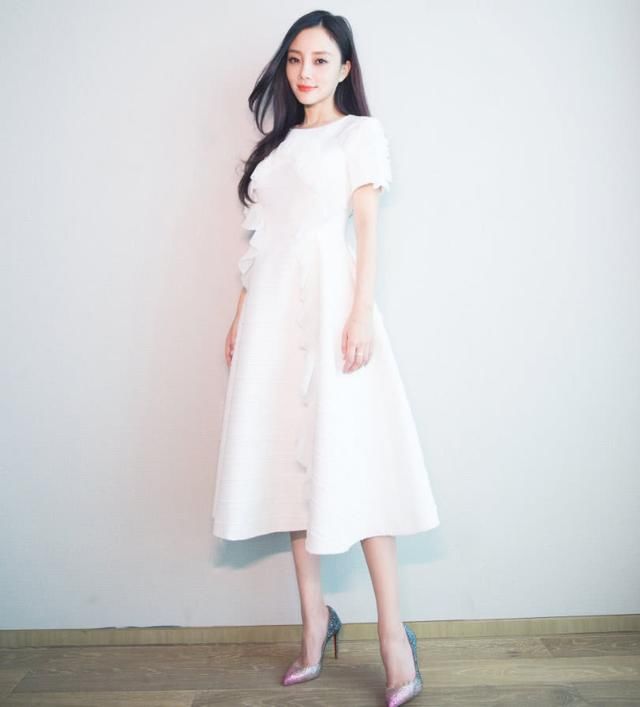 马苏撞上李小璐同穿白裙,差距不是一般的大,难怪是”塑料闺蜜“