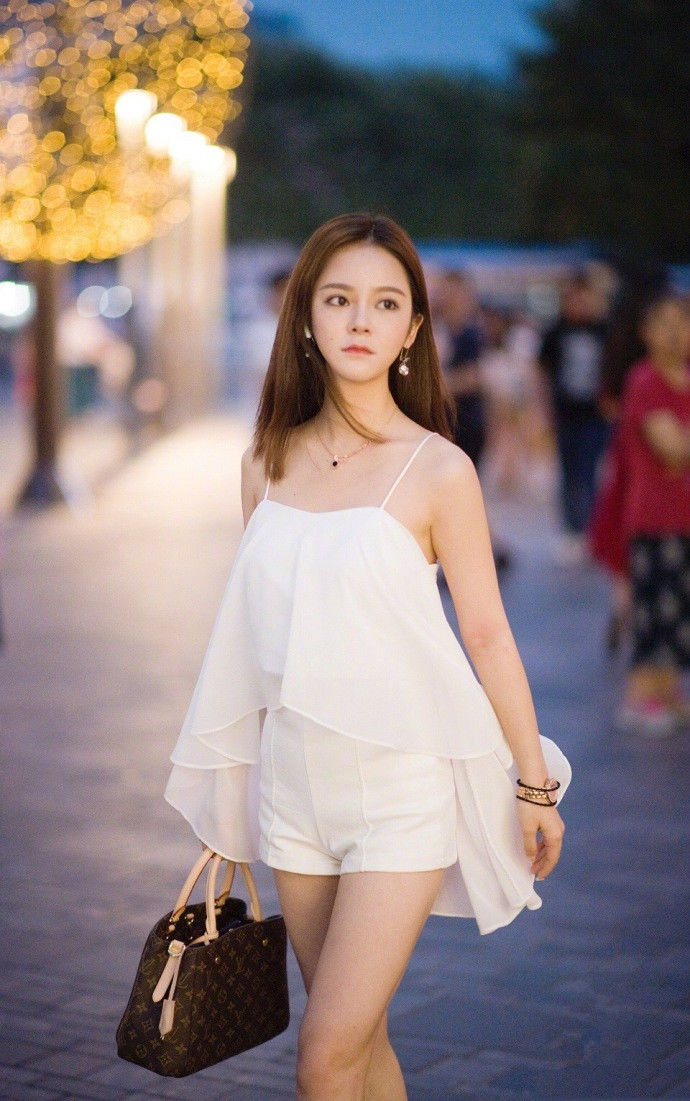 成都街拍，自信的魅力与高颜值相呼应，秀出不一样的美!