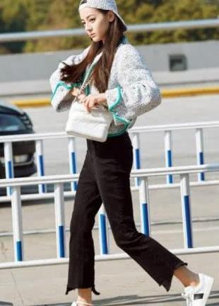 迪丽热巴在高跟鞋里穿冬袜，尬到窒息，确定不是一个假人？