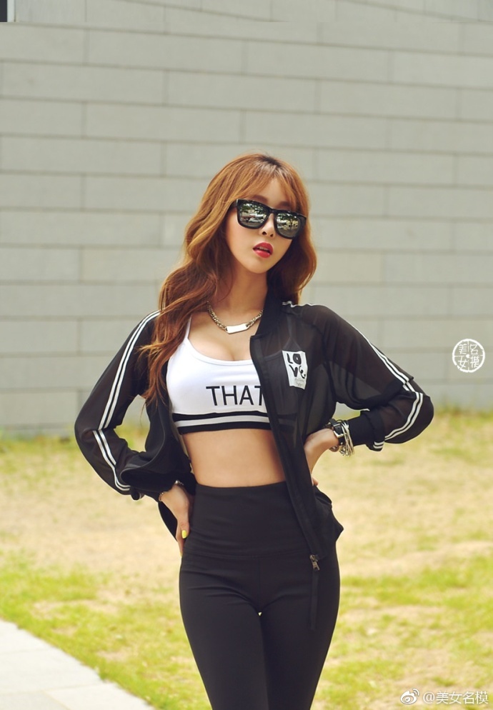 紧身裤美女,展示性感身材,时尚潮流性感汇聚一身