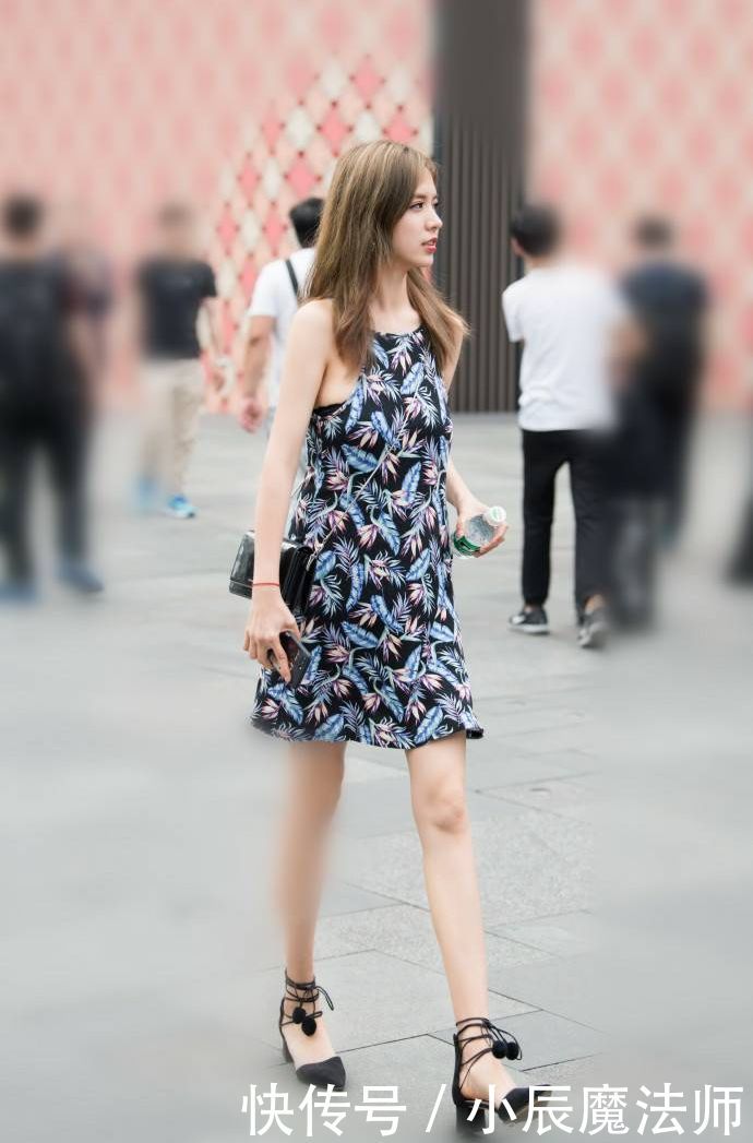  『舒适』长裙非常适合美女的身材，清爽怡人的同时穿起来特别舒适