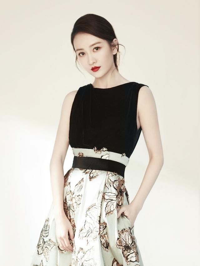 王鸥这身造型绝了，上半身像旗袍很迷人，手套鞋子却让人看傻眼