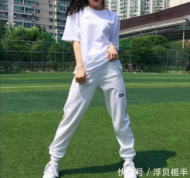 『气质』是时候穿T恤了,40套气质搭配,照着穿就很好看!