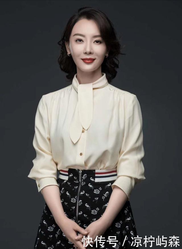 显瘦:别再穿百褶裙了,今年的“裙王”是它,遮肉显瘦又时髦,贼高级!