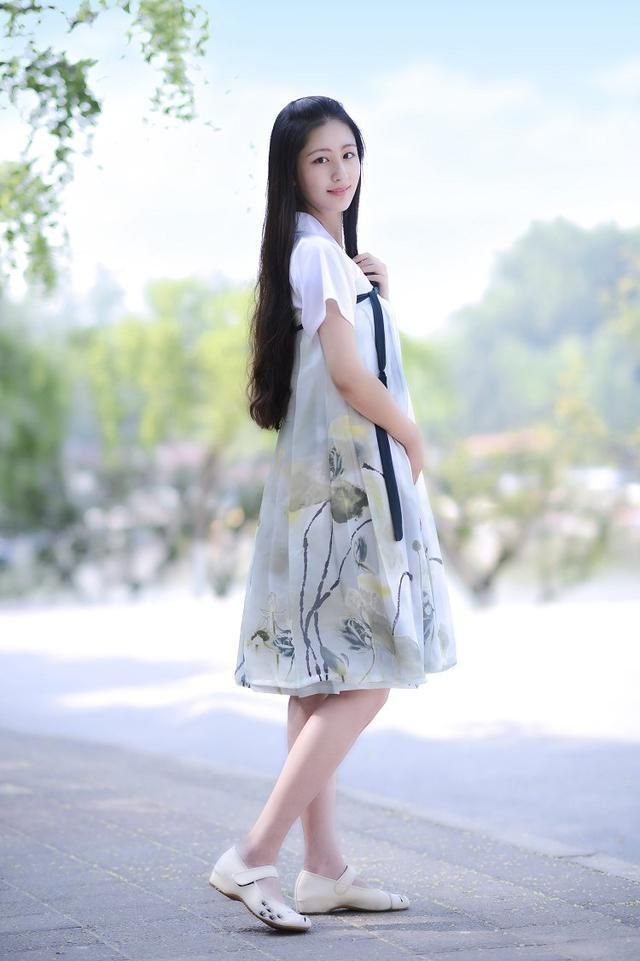 小智图说-夏季的午后路边遇见一位穿长裙举止温柔大方的小姐姐