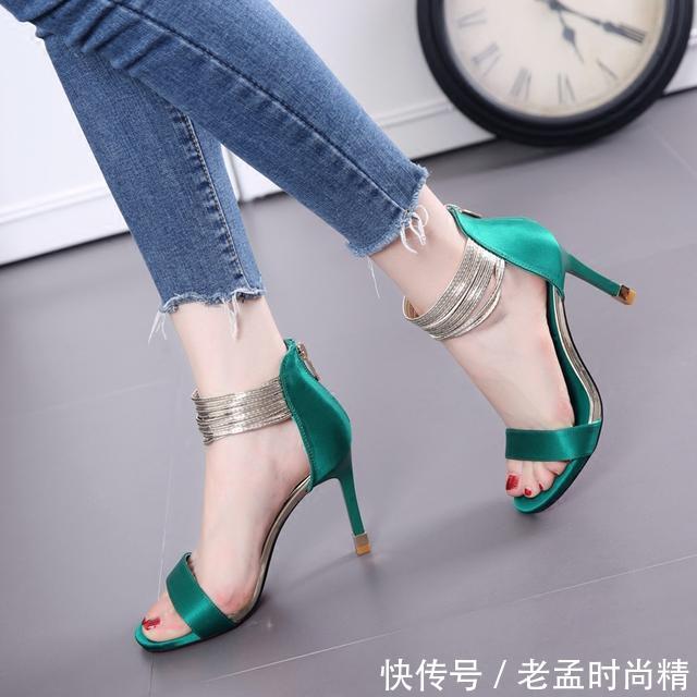 「露趾凉鞋」新款超人气高跟鞋,一鞋在手,完美百搭