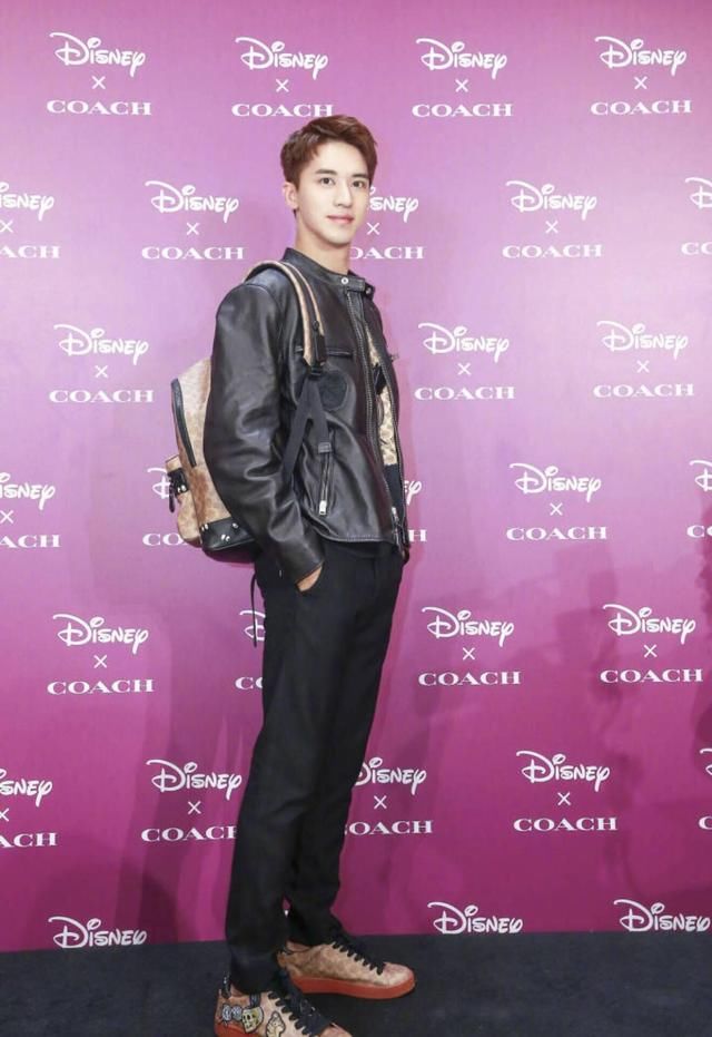 许魏洲造型来一波，确定过眼神，秋天拿下女神就靠它