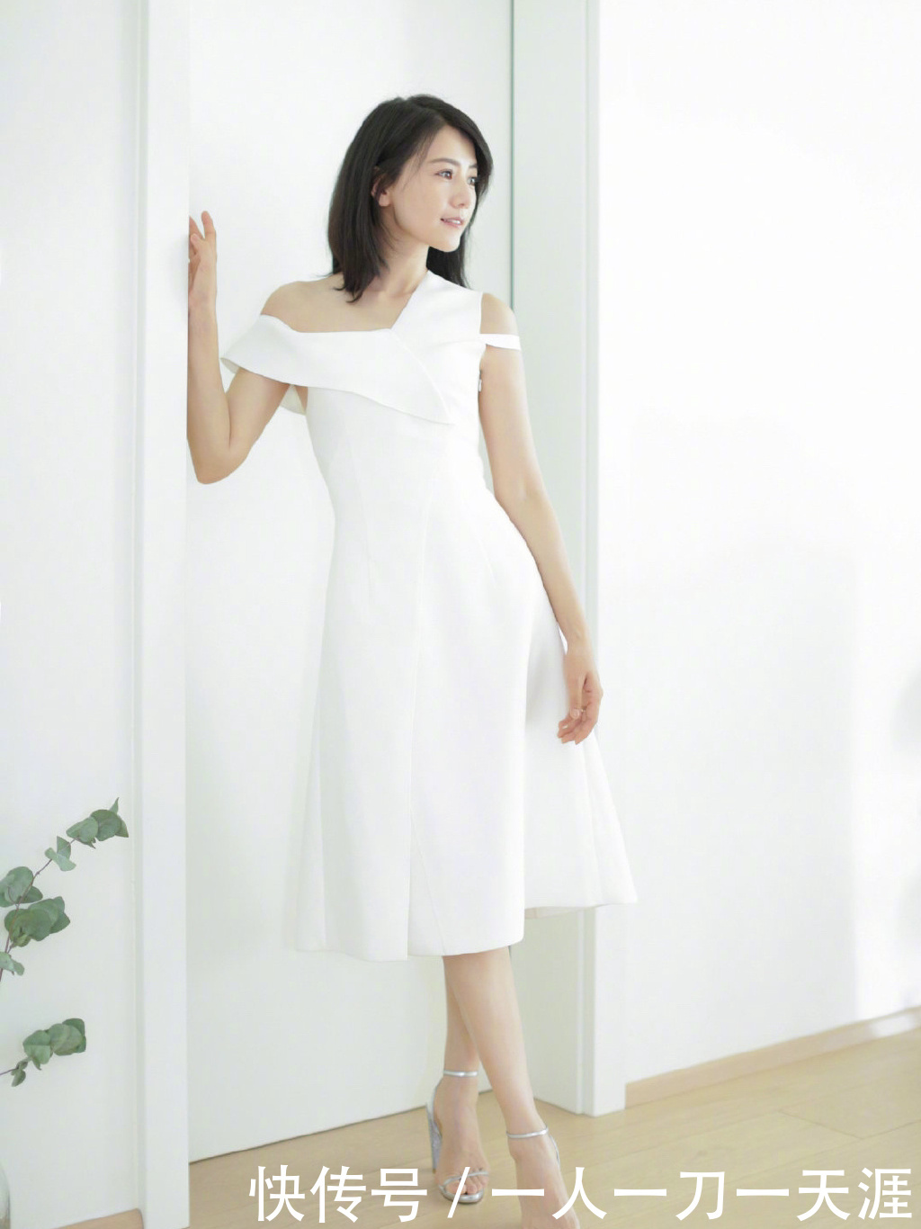  『辣妈』40岁高圆圆和24岁虞书欣，明明都是小白裙造型，辣妈不输美少女