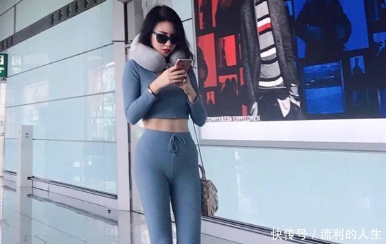 青春靓丽的紧身打底裤美女，衬托出S形的曲线身材，性感不俗气！