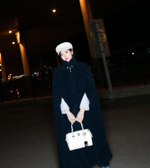 「十足」IU变身“小贵妇”?穿2万6斗篷外套配1万8的包,真是“壕气十足”