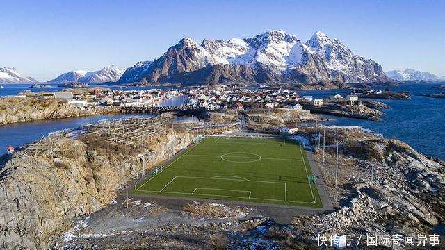 只有0.3平方公里的小岛，因一个14岁小孩，村里建了足球场！
