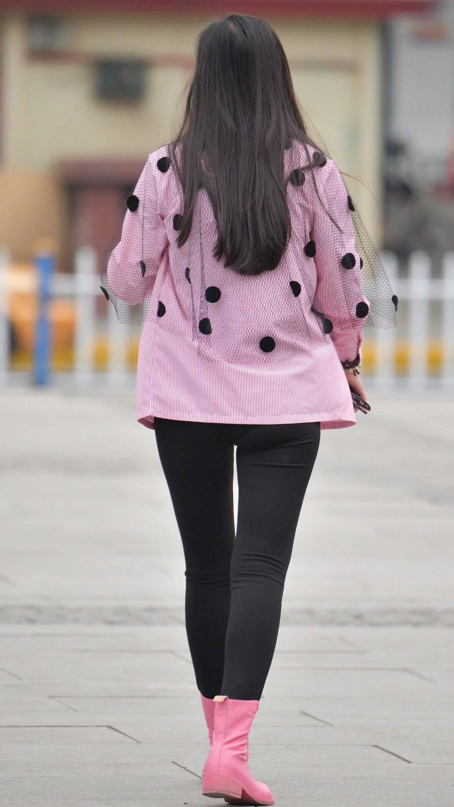 气质小姐姐黑色紧身裤勾勒柔美曲线，口罩都遮不住她的笑容