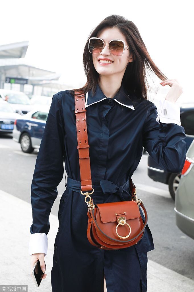 何穗长裙捂得严实难挡纤细美腿 撩发展示“酒窝笑”女人味爆棚